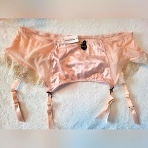 Nwt garter belt XL